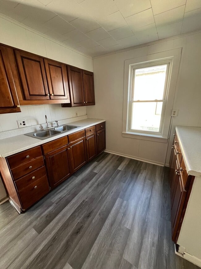 Building Photo - 3 Bedroom, 2 Bathroom Single Family Home i...