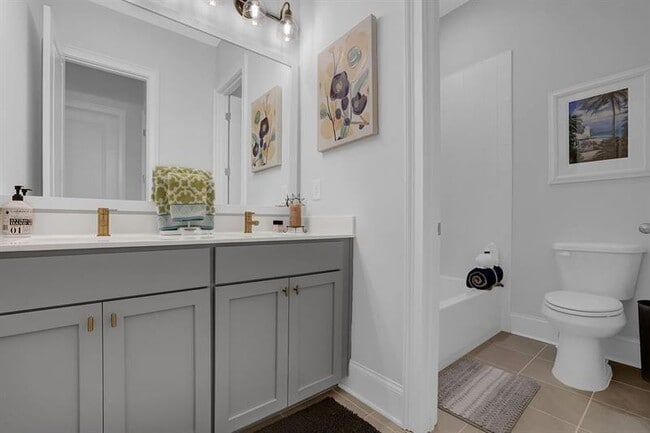 Building Photo - 144 Village Green Ave