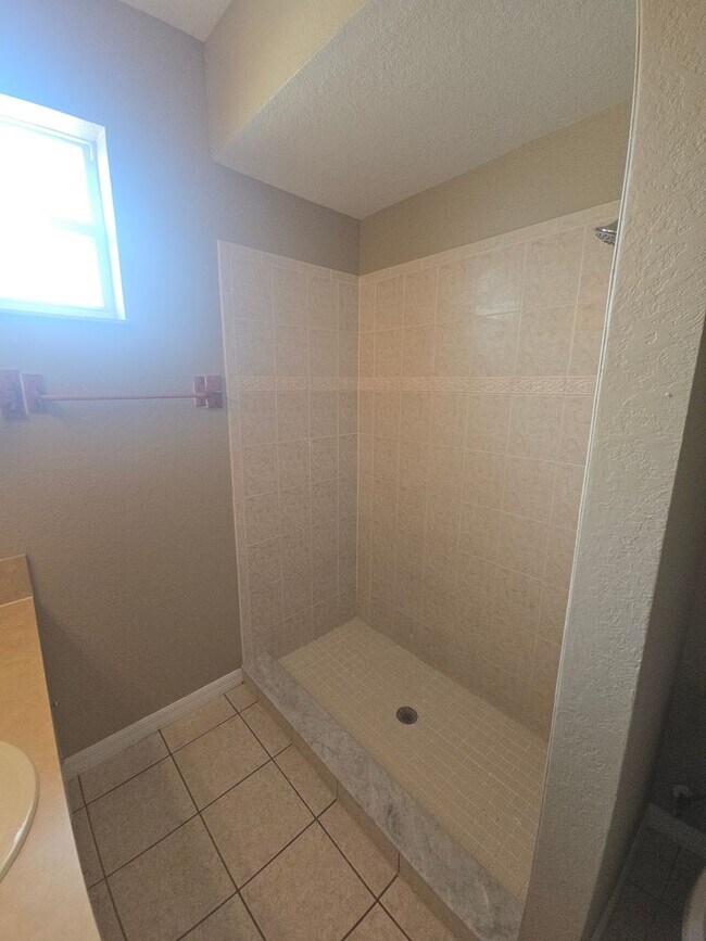 Building Photo - Remodeled 3 bed 2 bath home