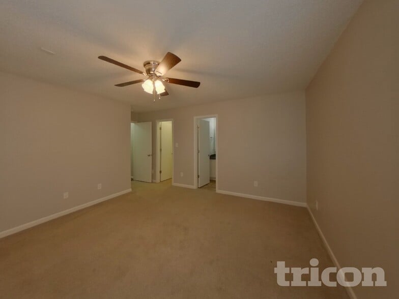 Building Photo - 529 Pullman St SW