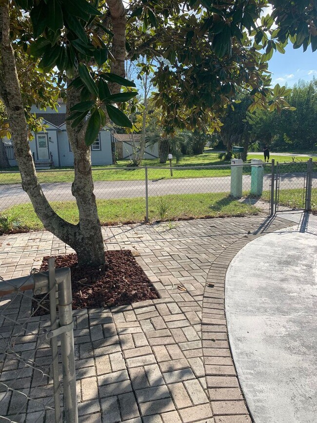 Building Photo - 3 bedroom 1 bath recently refurbished  wit...