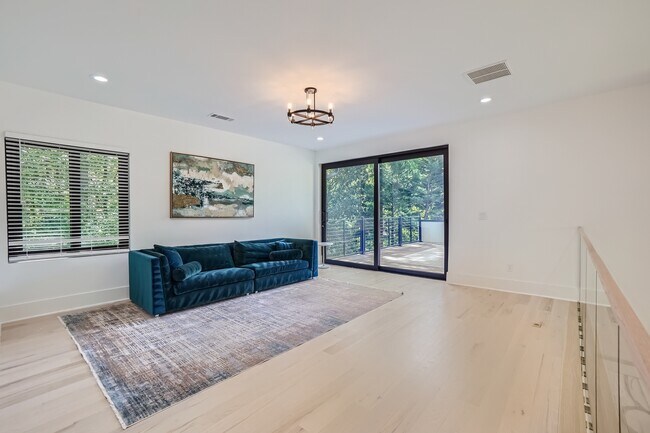 Building Photo - 5285 Mt Vernon Pkwy NW