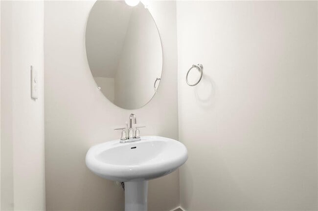 Building Photo - 1833 Edgehill Dr