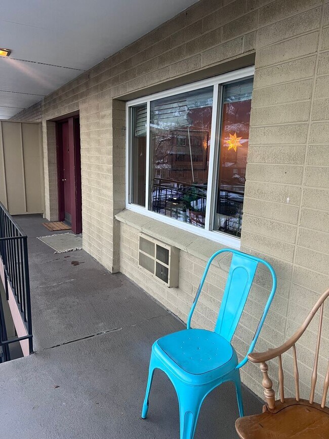 Building Photo - AMAZING LOCATION NEAR CAMPUS 2 Bed 1 Bath Condo-AVAILABLE NOW!