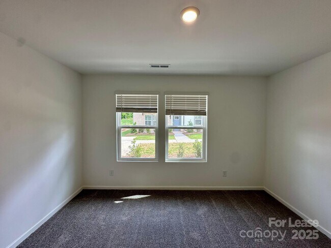 Building Photo - 1556 Blanche St