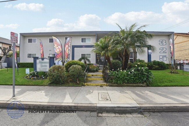 Building Photo - 325 S. Almansor