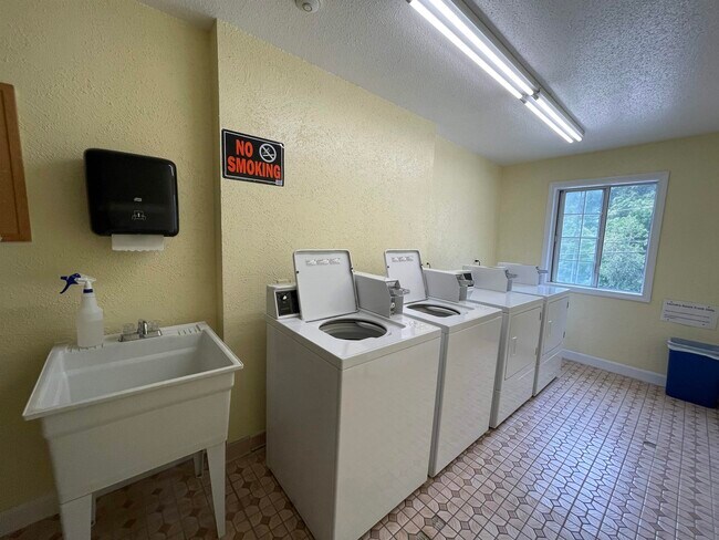 Building Photo - 385 Huse Rd