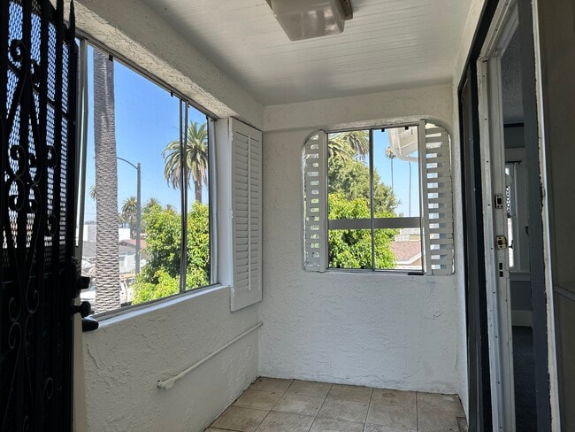 Building Photo - 2834 S Mansfield Ave