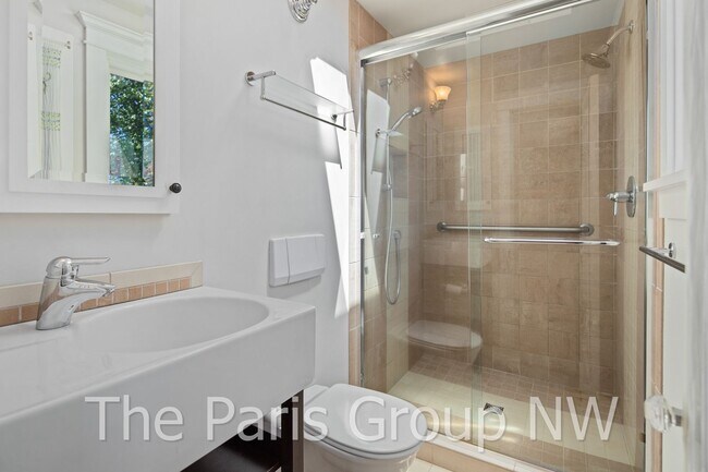 Building Photo - Exceptional Green Lake 3BR * Gorgeous In &...
