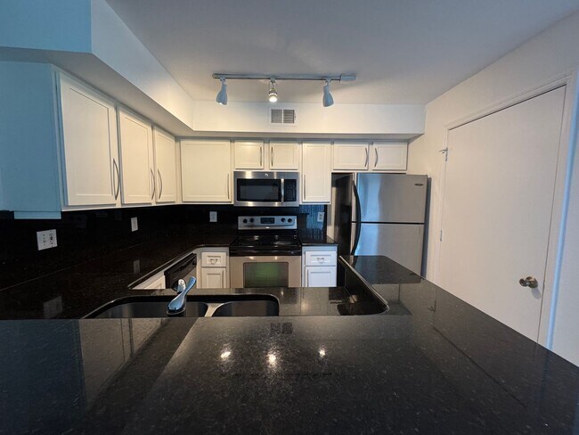 Building Photo - Metrowest 2BR/2BA Condo – Ground Floor Con...