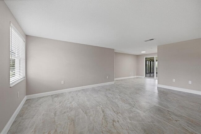 Building Photo - 880 Queen Rd