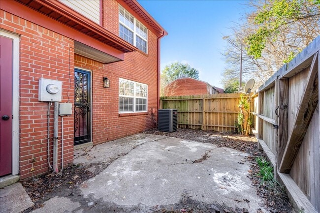 Building Photo - Updated 3 Bedroom Townhome