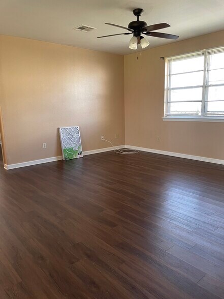 Living room_3 - 7925 Danube Rd