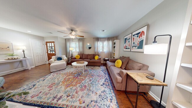 Building Photo - Super Cute One Level Home 1 mile from Toom...