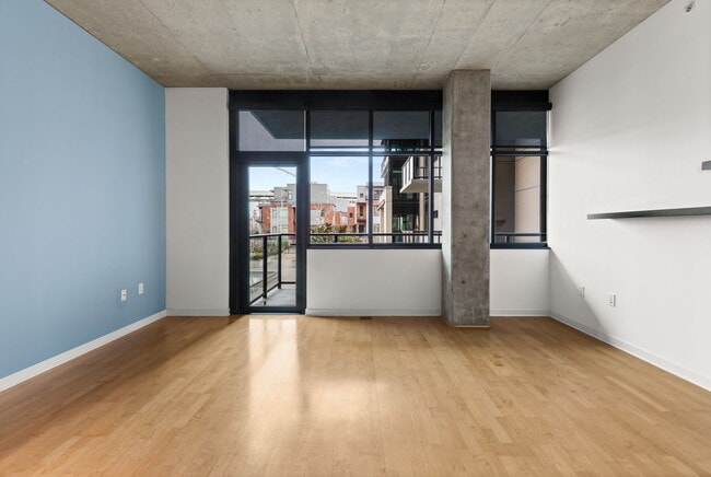 Building Photo - 1830 NW Riverscape St