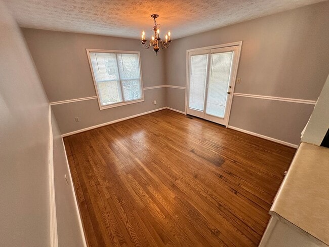 Building Photo - Nice 3 BR, 2 Bath Home! HW & Carpet Floors, Attached Garage, Fenced Backyard, Pets Ok!