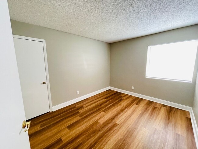 Building Photo - AMAZING HOME 3/2.5 on quiet cul-de-sac in East Orlando