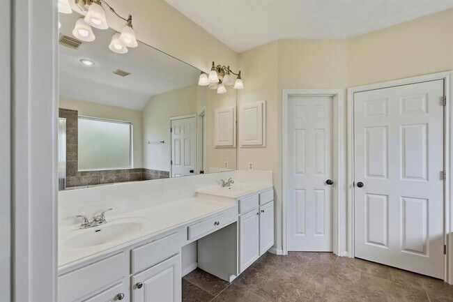 Building Photo - 2033 Creole Dr