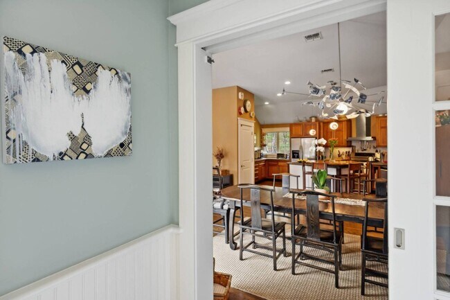 Building Photo - 565 Montauk Hwy