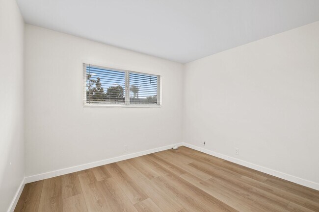 Building Photo - 121 E Bay St