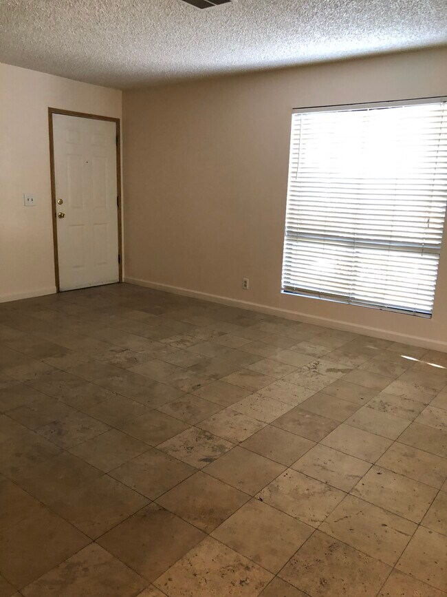 Building Photo - 5203 Caliente St