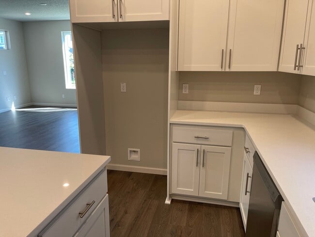 Building Photo - Stylish & Comfortable Living with Fireplace, Island Kitchen, and Private Suite, parks and playgro...