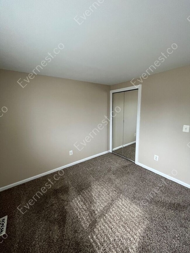 Building Photo - Charming 3 bedroom in Madison Heights / Pe...