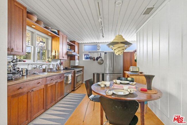 Building Photo - 648 Palms Blvd