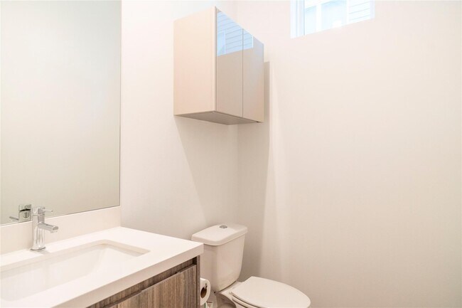 Building Photo - 5869 E Post Oak Ln