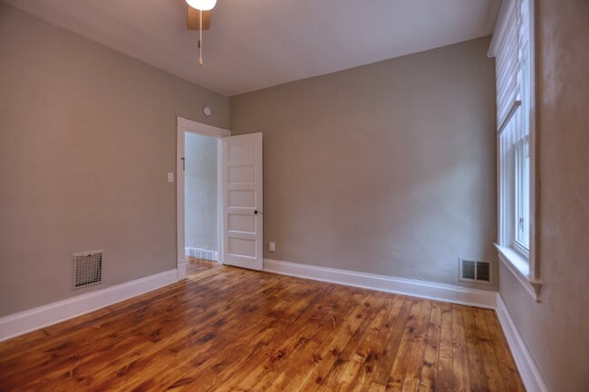 Building Photo - 604 Middle Ave