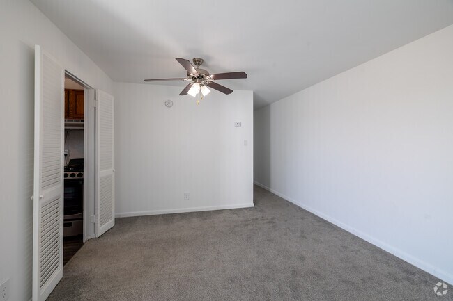 2BR, 1BA - 675SF - Dining Area - Corliss Apartments
