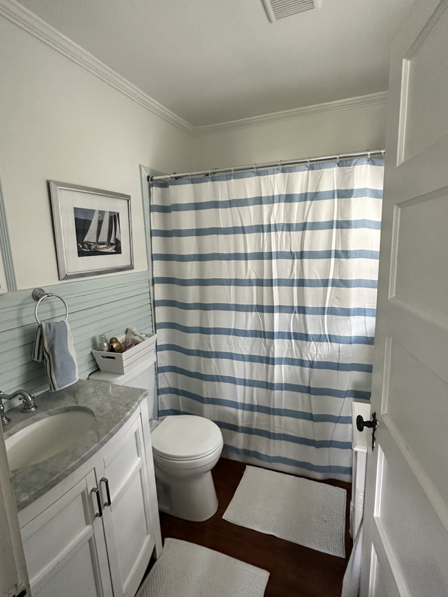 Ensuite bath - 403 E 53rd St