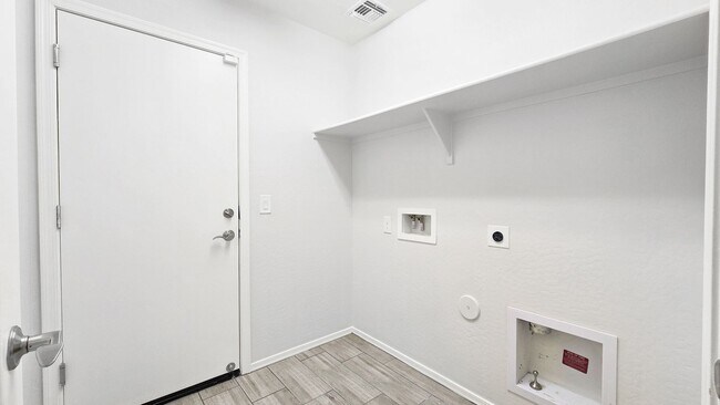 Building Photo - Popular Las Brisas community in Goodyear!