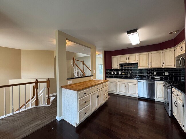 Building Photo - Beautiful And Spacious 3 Bed 3 Bath End Un...
