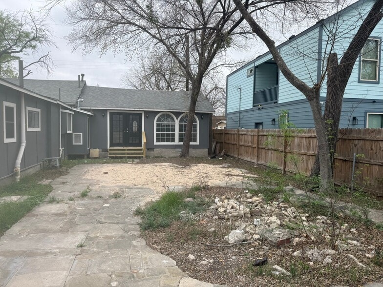 Building Photo - 709 S Chupaderas St