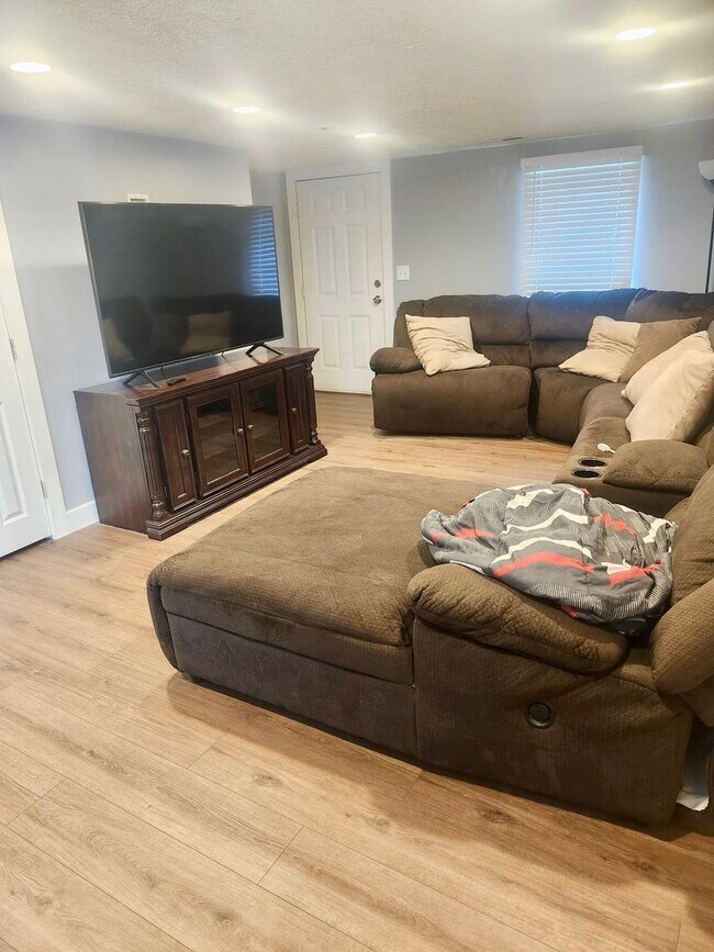 Building Photo - 4 Bed/2 Bathroom house in Farr West