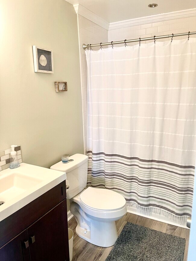 Building Photo - 3720 Pretty Lake Ave