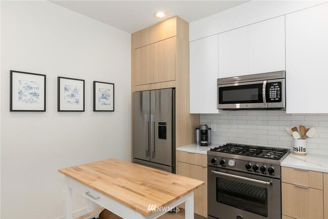Building Photo - West Seattle Townhouse