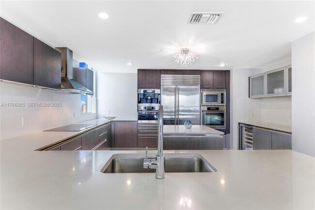 Building Photo - 17001 Collins Ave