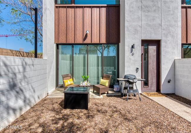 Building Photo - 540 W Mariposa St