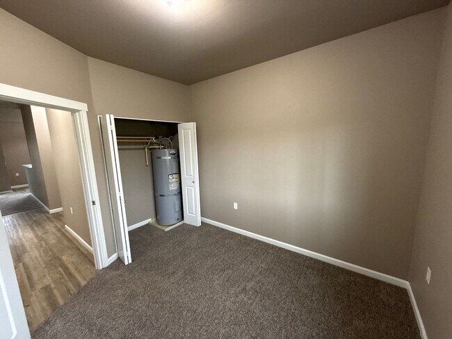 Building Photo - 4261 Hawthorne Ave NE