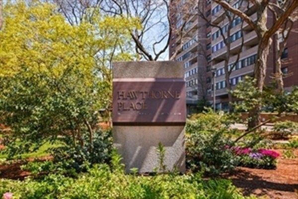 Building Photo - 2 Hawthorne Pl