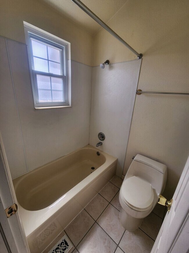 Building Photo - Bright 2 Bed, 2 Bath Condo for Rent in Arv...