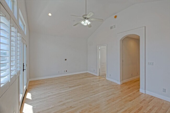 Building Photo - VERY BRIGHT, SPACIOUS & AIRY GOLDEN HILLS ...