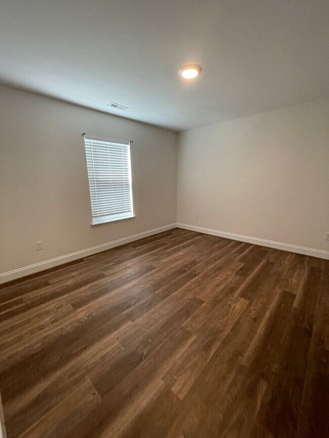 Building Photo - Sign a 12-month lease now and receive the ...