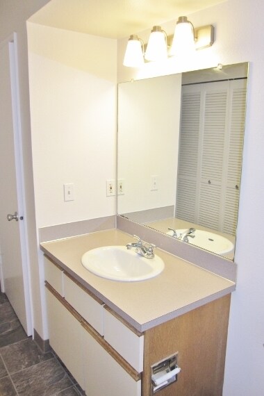 Building Photo - Spacious Lake Oswego 2Bdr w/Fireplace, Dishwasher, W/D, & Balcony!