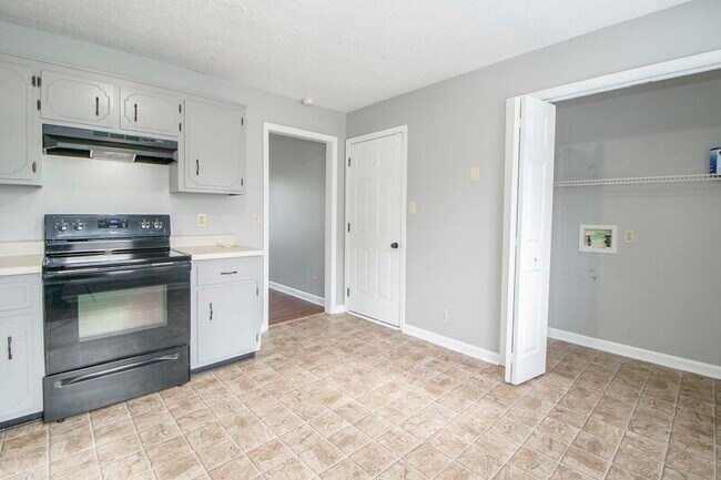 Building Photo - 1212 Kendall Dr