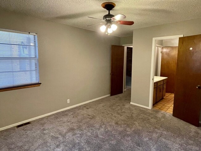 Building Photo - Large 2 Bed 2 Bath Duplex In NW OKC