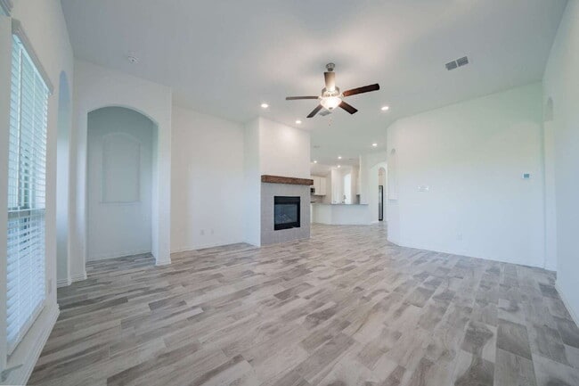 Building Photo - Welcome home to you new 3 bed 2 bath locat...