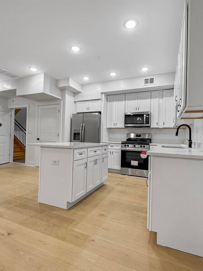 Building Photo - 185 Mallory Ave